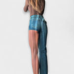 Asymmetrische Jeans-Shorts mit Schulterträger: dunkelblaue Denim, hoher Bund, seitlicher Schlitz