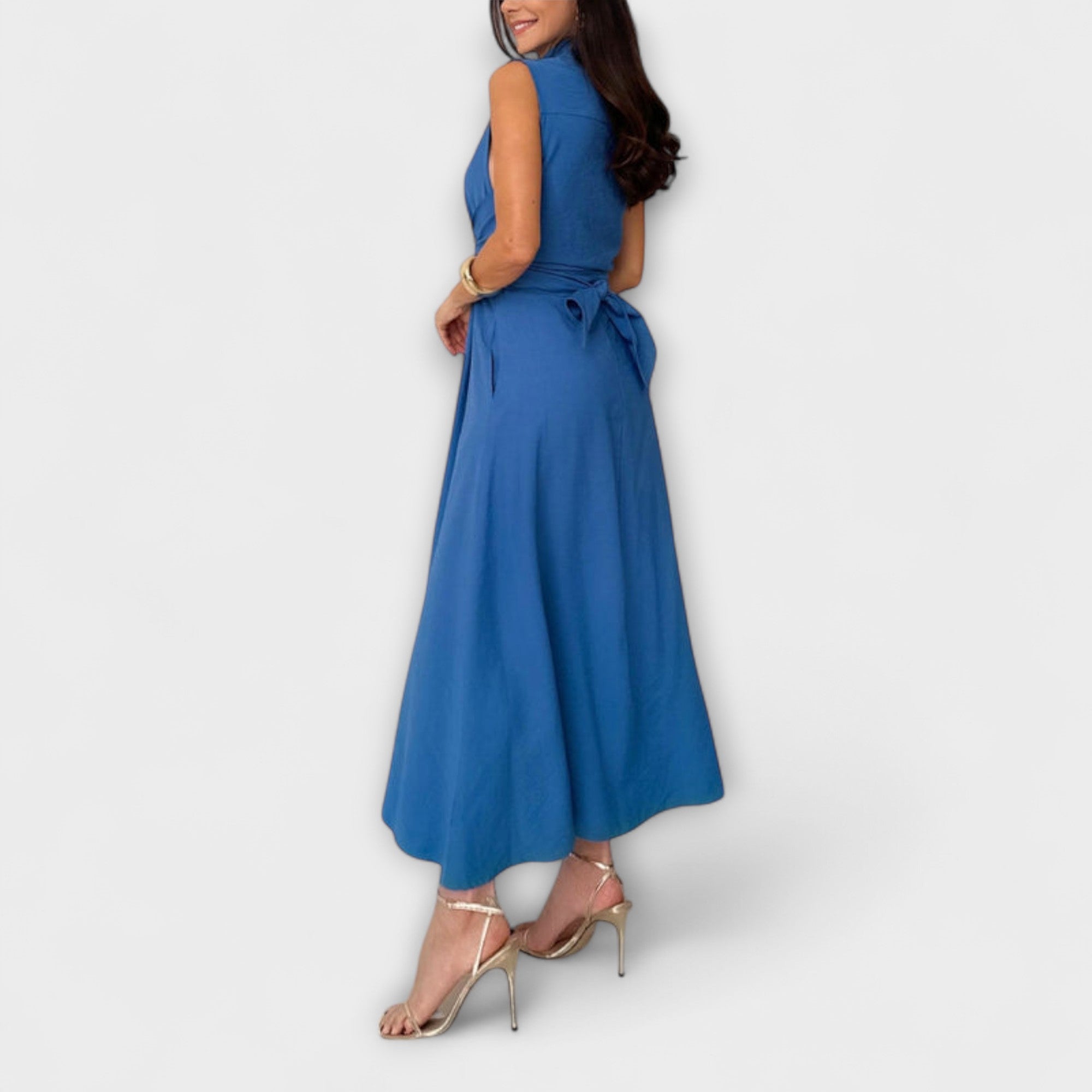 Einreihiges Midi-Kleid mit Bindegürtel, blau, ärmellos, gefälteter Taillenbund