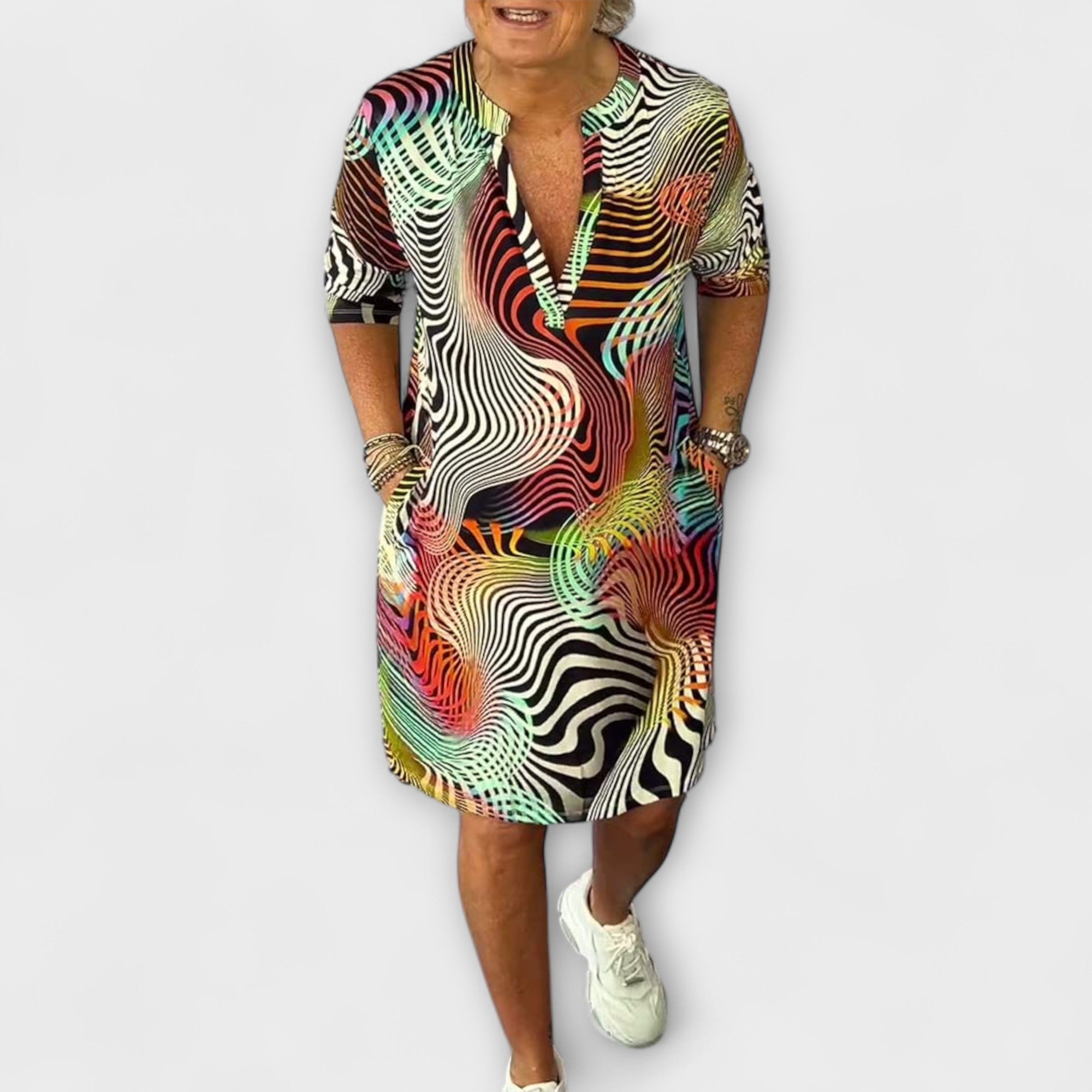 Liora-Kleid mit V-Ausschnitt, kurze Ärmel, buntes Wellenmuster in Grün und Schwarz