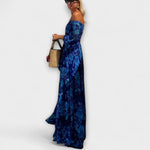 Maxikleid im blauen Floralmuster mit schulterfreiem Oberteil und langem Rock