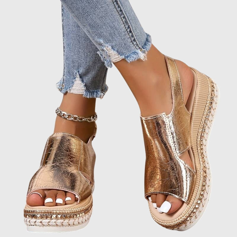 Orthopädische Plateausandalen in Gold mit breiten Riemen, Knöchelriemen und Kette