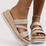 Goldene Glitzer-Sandalen mit Knöchelriemen, drei breiten Trägern und Plateau-Espadrille