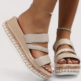 Goldene Glitzer-Sandalen mit Knöchelriemen, drei breiten Trägern und Plateau-Espadrille