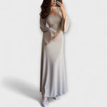 Hellbeiges Strickkleid mit langen Ärmeln, geripptem Stoff und Taillendetail