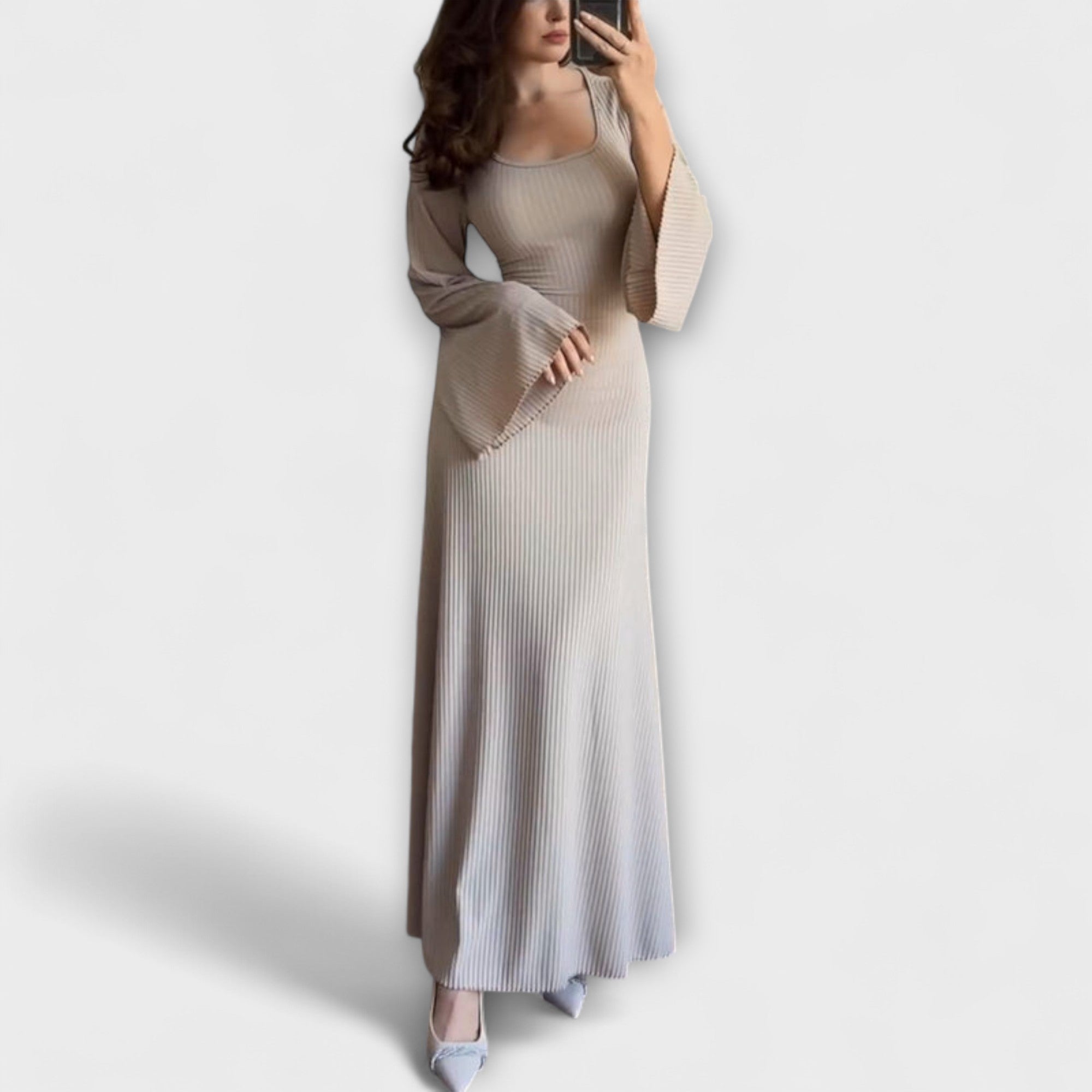 Hellbeiges Strickkleid mit langen Ärmeln, geripptem Stoff und Taillendetail