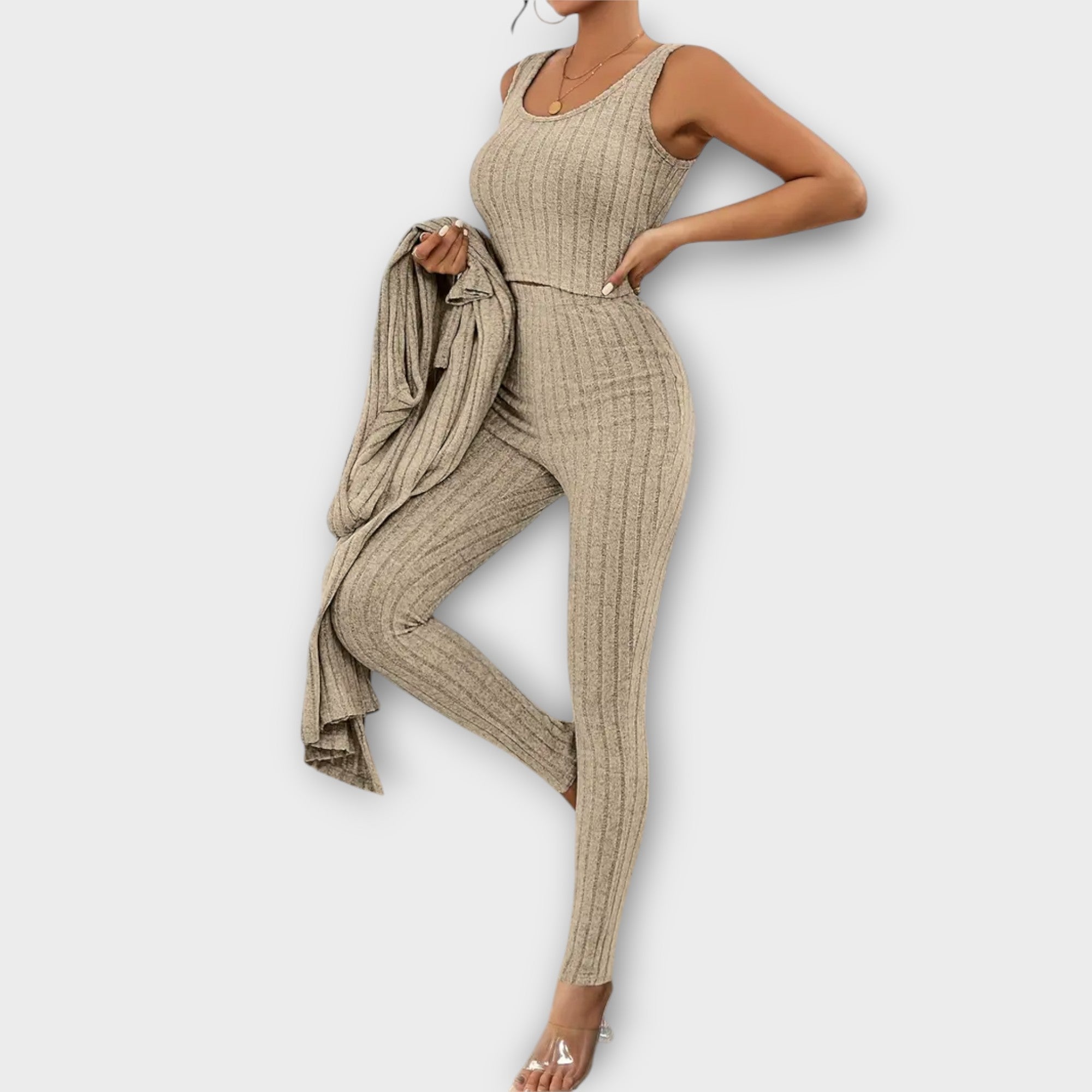 Dreiteiliges Strickset: ärmelloses Oberteil, Hose und langer offener Cardigan, khaki