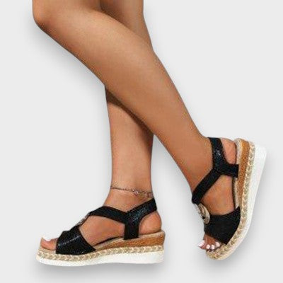 Bequeme Sandalen mit breiten Riemen, schwarzes Obermaterial, Plateau-Sohle mit Jute-Optik