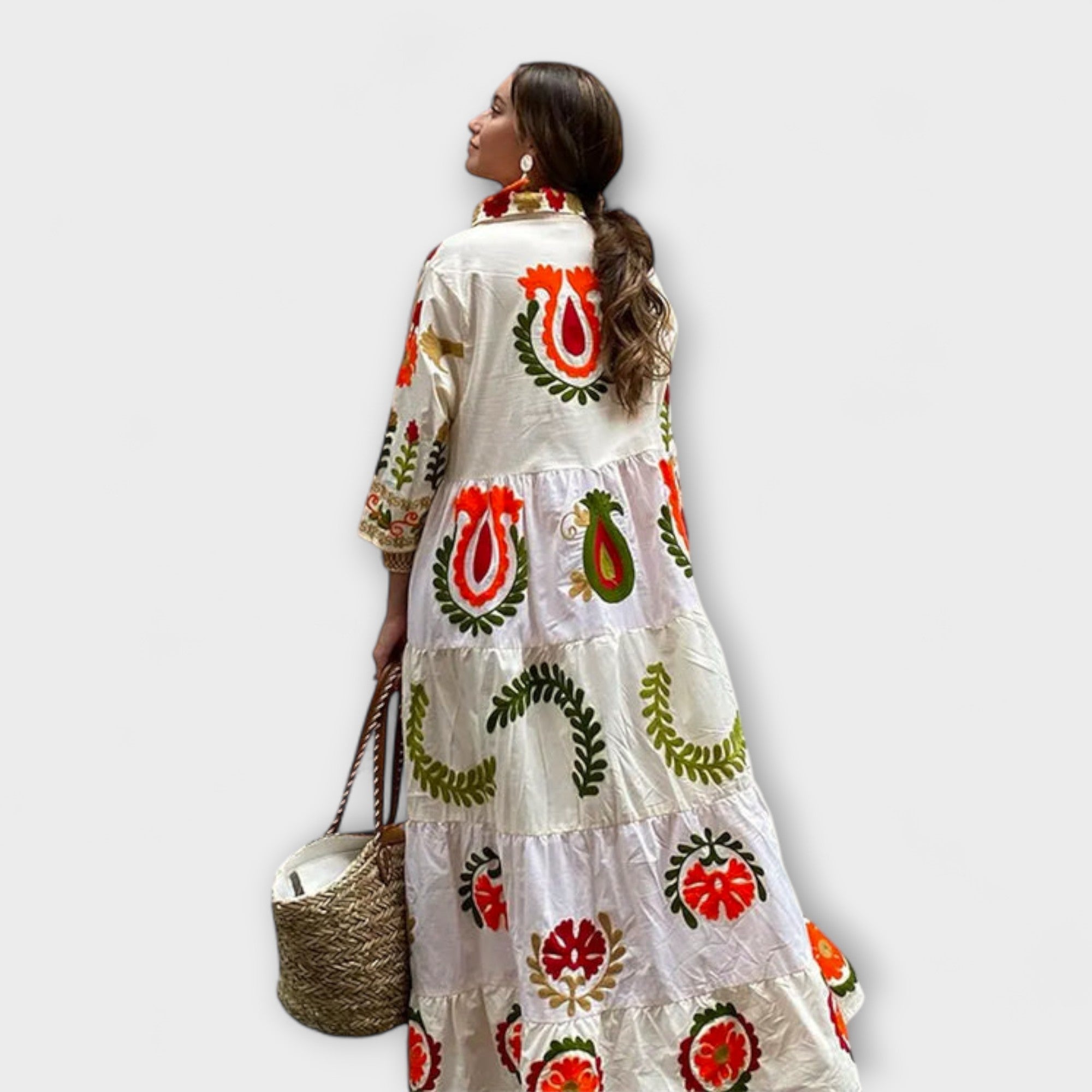 Weißes Blumenkleid mit großen roten Blumenornamenten und grünen Blattranken, weite Länge.