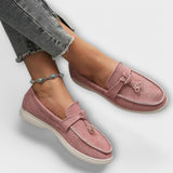 Rosa Loafer aus Veloursleder mit Schleifenriemen, Metall-Öse und flacher Sohle