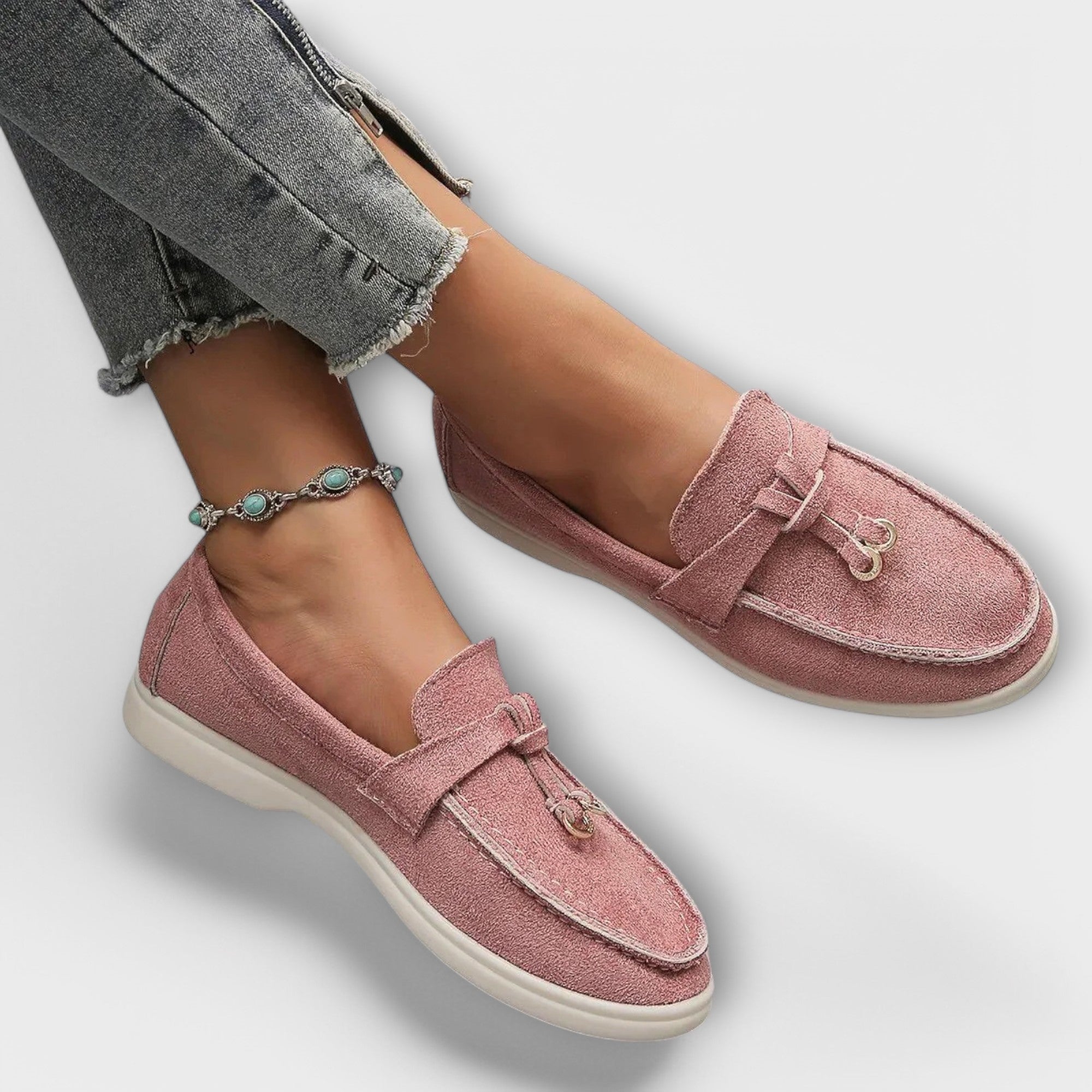 Rosa Loafer aus Veloursleder mit Schleifenriemen, Metall-Öse und flacher Sohle