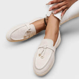 Cremefarbener Loafer aus Veloursleder mit Schlaufe und Metallösen-Detail