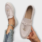 Beiger Loafer aus Veloursleder mit Quasten-Detail und Schnürriemen-Optik
