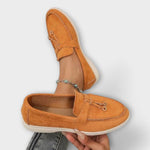 Ockerfarbener Loafer aus Veloursleder mit Schlaufe und eingestanztem Zierdetail
