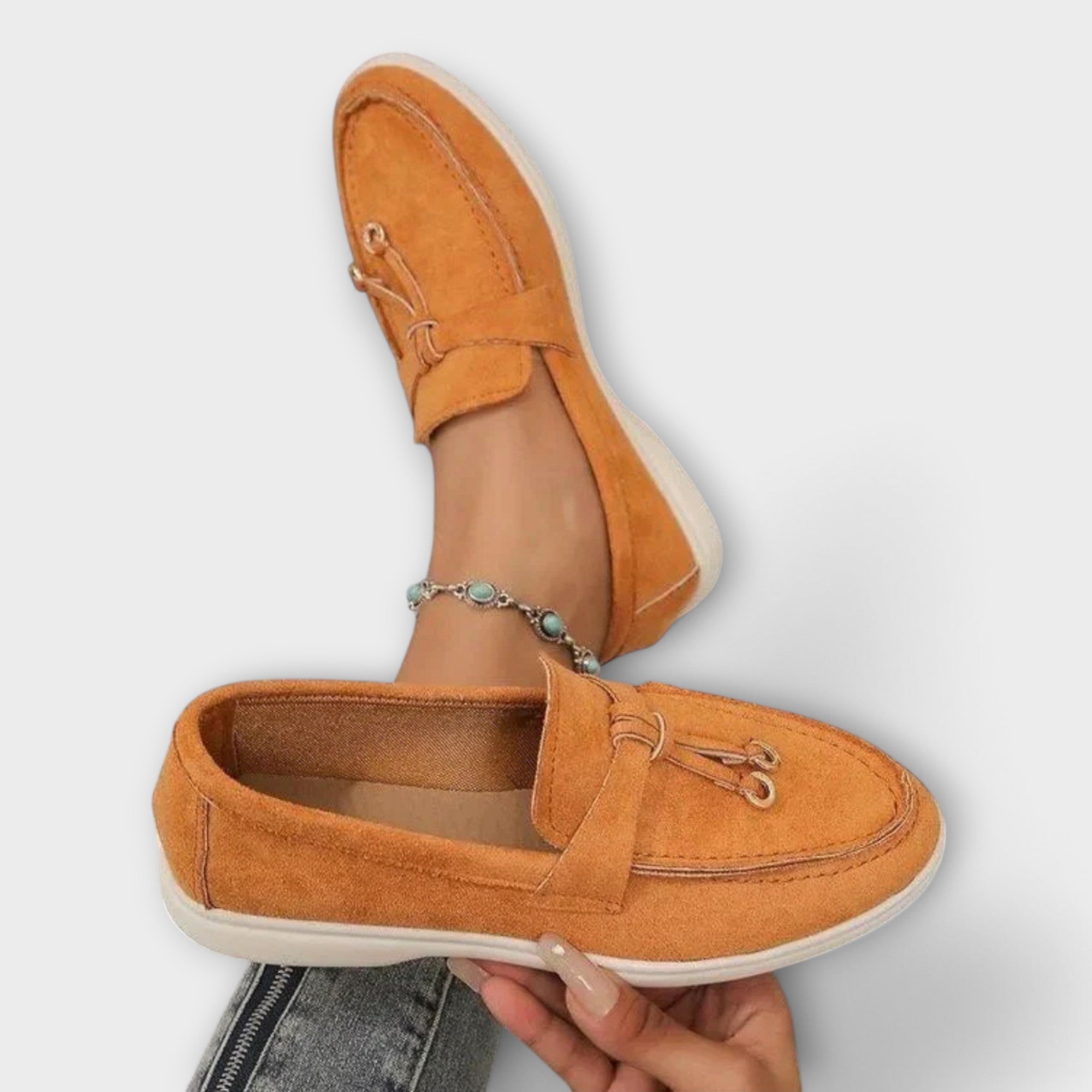 Ockerfarbener Loafer aus Veloursleder mit Schlaufe und eingestanztem Zierdetail