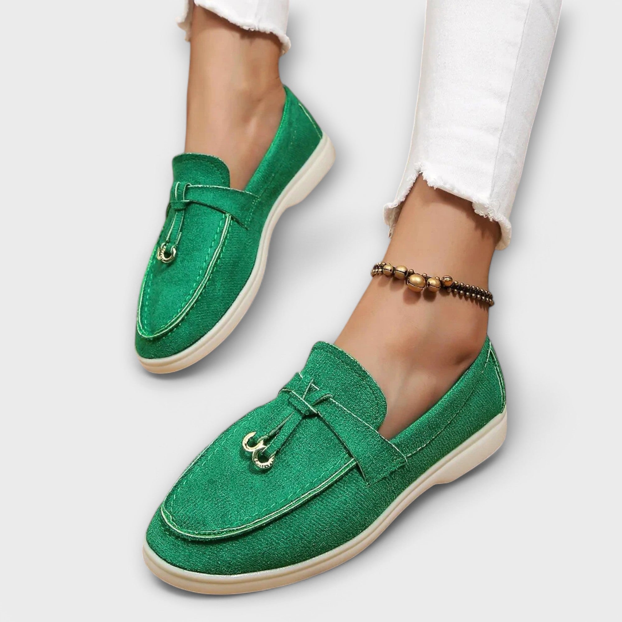 Grüner Loafer aus Veloursleder mit Schlaufe am Riemen und flacher, heller Sohle