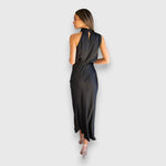 Schwarzes Satin-Kleid von hinten: hoher Stehkragen, geschwungene Drapierung, Midi-Länge