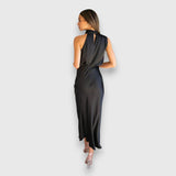 Schwarzes Satin-Kleid von hinten: hoher Stehkragen, geschwungene Drapierung, Midi-Länge