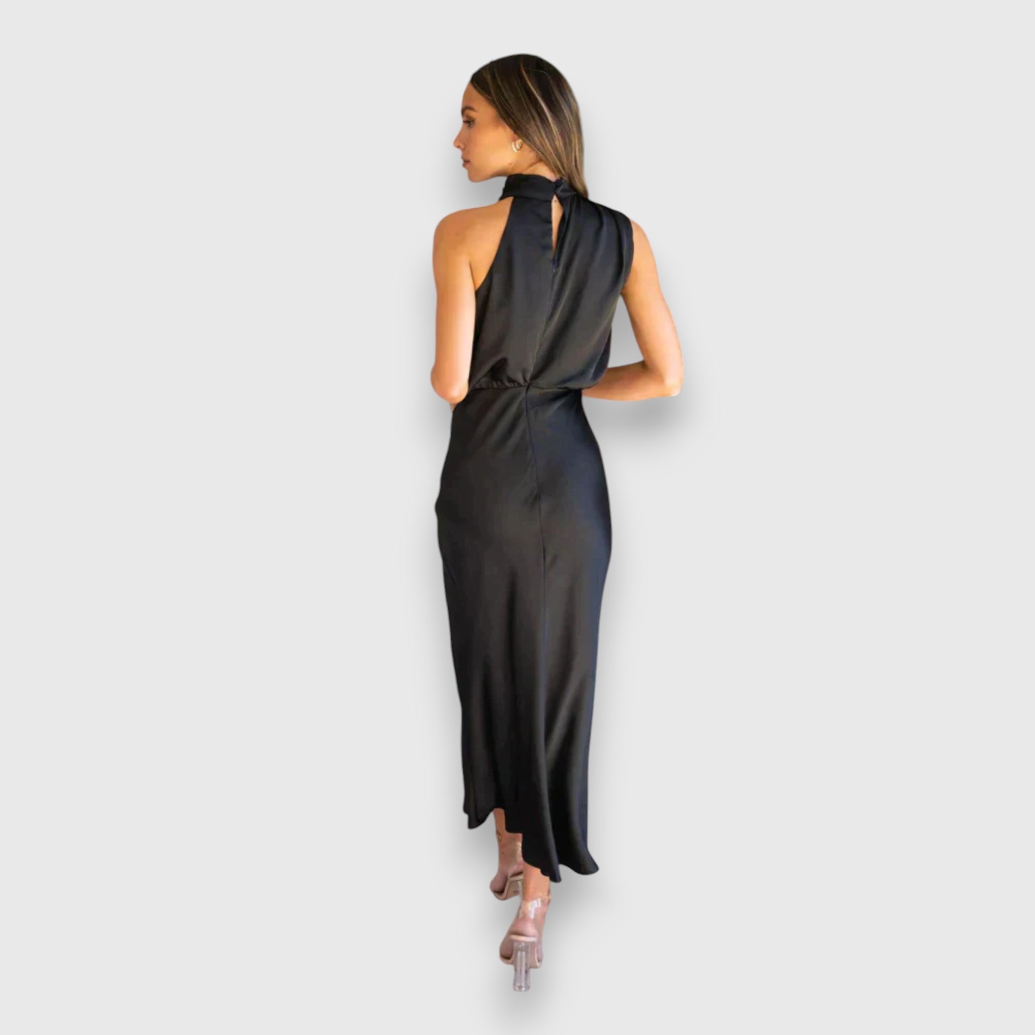 Schwarzes Satin-Kleid von hinten: hoher Stehkragen, geschwungene Drapierung, Midi-Länge