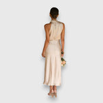 Cremefarbenes Satin-Kleid von hinten: hoher Nacken, schmaler Rücken und Midi-Länge