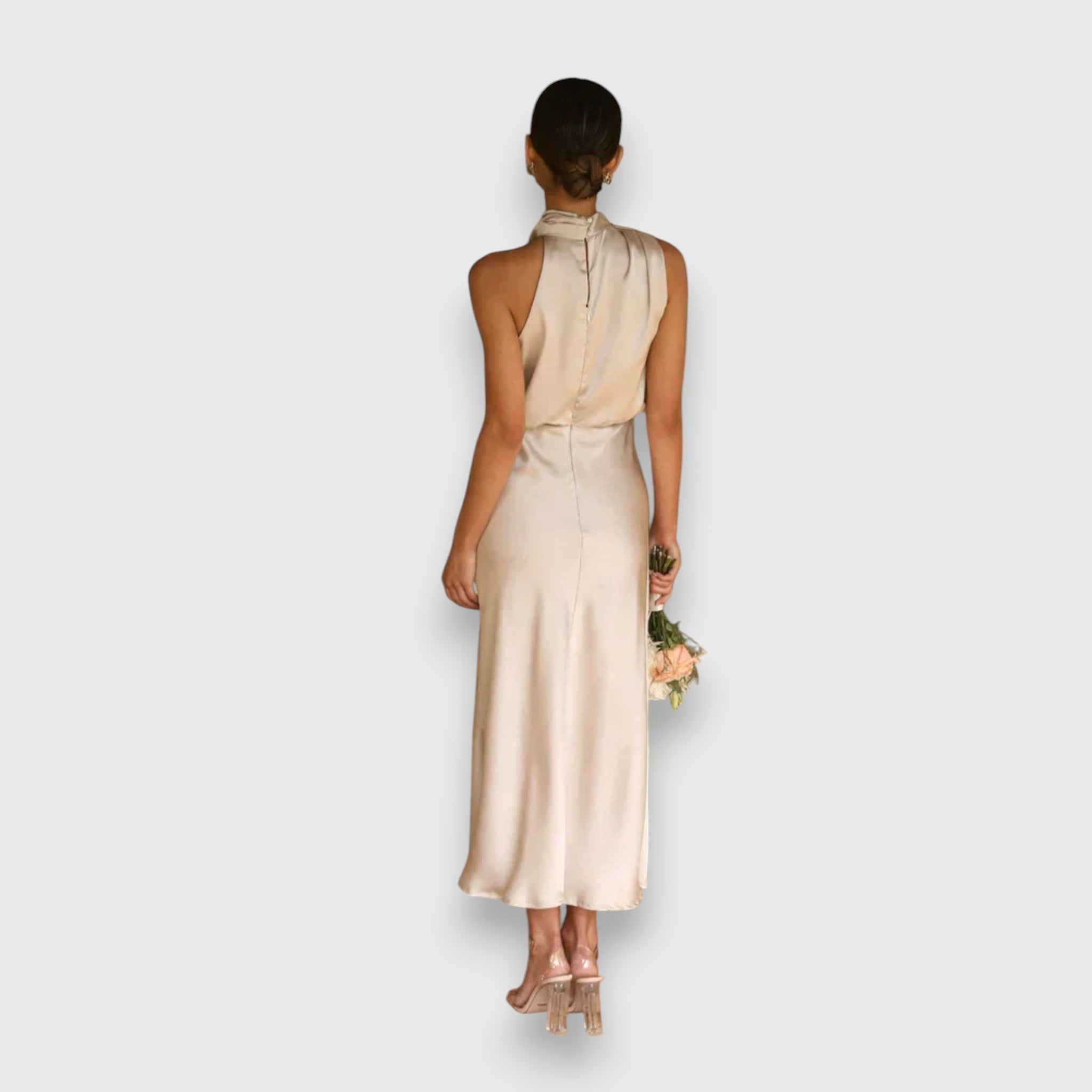 Cremefarbenes Satin-Kleid von hinten: hoher Nacken, schmaler Rücken und Midi-Länge