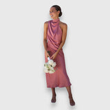 Rosa Satin-Kleid seitlich: drapiertes Halstuch am Ausschnitt, ärmellos, fließender Saum