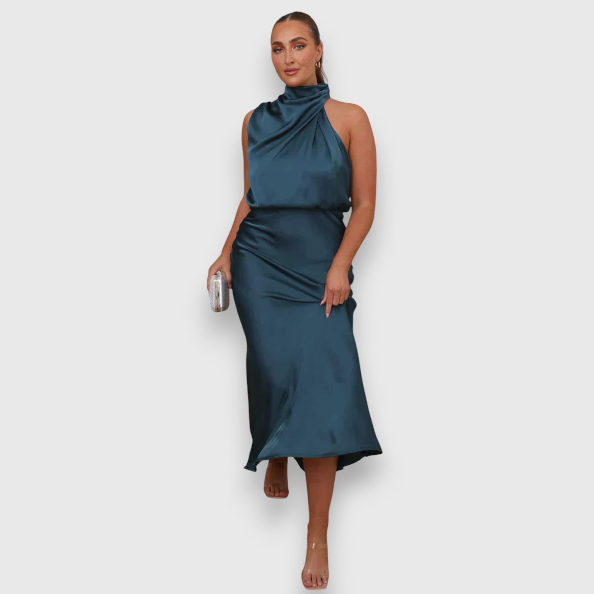 Blaues Satin-Kleid mit hohem, drapiertem Kragen und ärmellosem, figurbetontem Schnitt