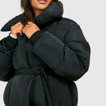 Schwarze gepolsterte Steppjacke mit hohem Kragen und Kapuze