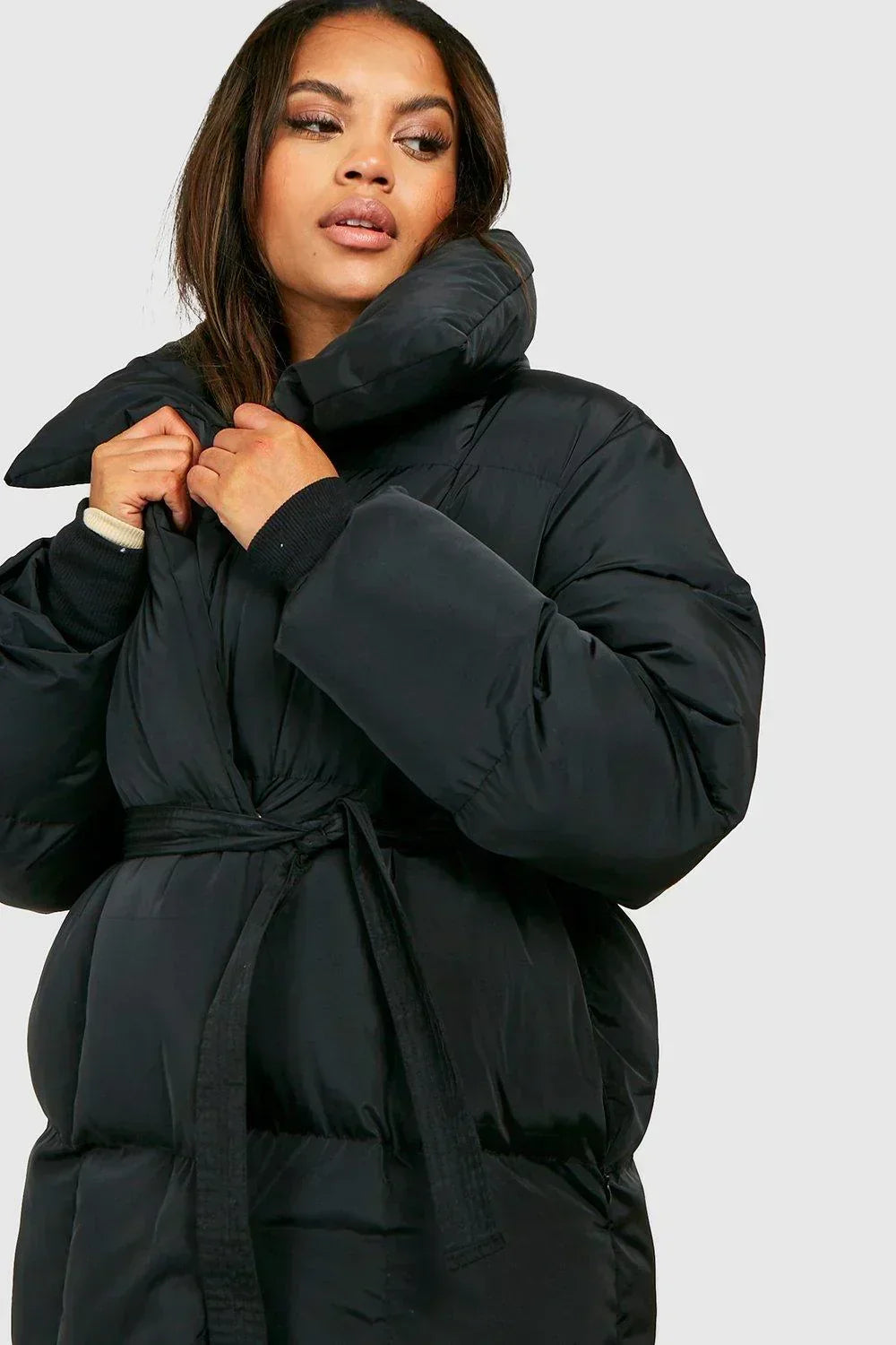 Schwarze gepolsterte Steppjacke mit hohem Kragen und Kapuze