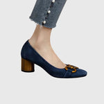 High Heels aus dunkelblauem Veloursleder, runde Spitze, goldene Zierschnalle, Holzoptik-Absatz