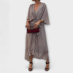 Chiffonkleid mit V-Ausschnitt, grau, Wickeloptik, locker fallender Rock, Gürtel zum Binden