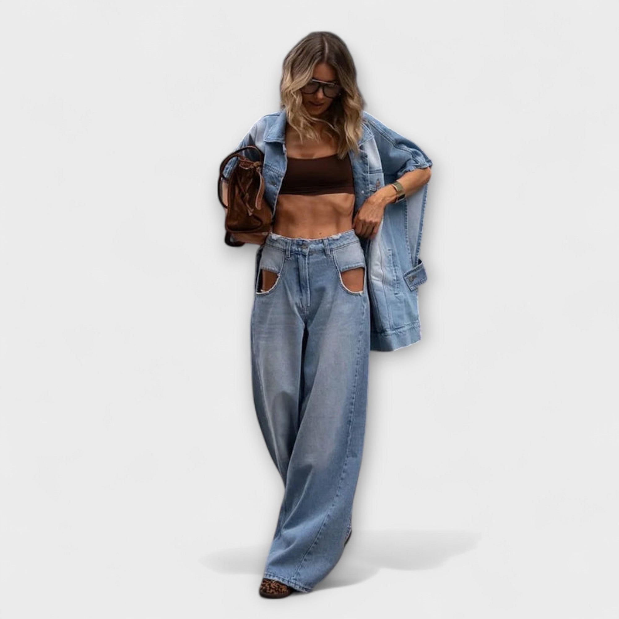 Weit geschnittene Jeans im hellblauen Denim-Set, Gürtelösen und vordere Taschen