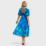 Midikleid mit V-Ausschnitt, Puffärmeln und Taillenbindung, blaues Blumenmuster (Rückansicht)