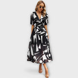 Midikleid mit V-Ausschnitt, Puffärmeln und Taillenbindung, schwarzes Muster mit weißen Formen