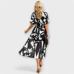 Midikleid mit V-Ausschnitt, Puffärmeln und Taillenbindung, schwarzes Muster mit weißen Formen (Rückansicht)