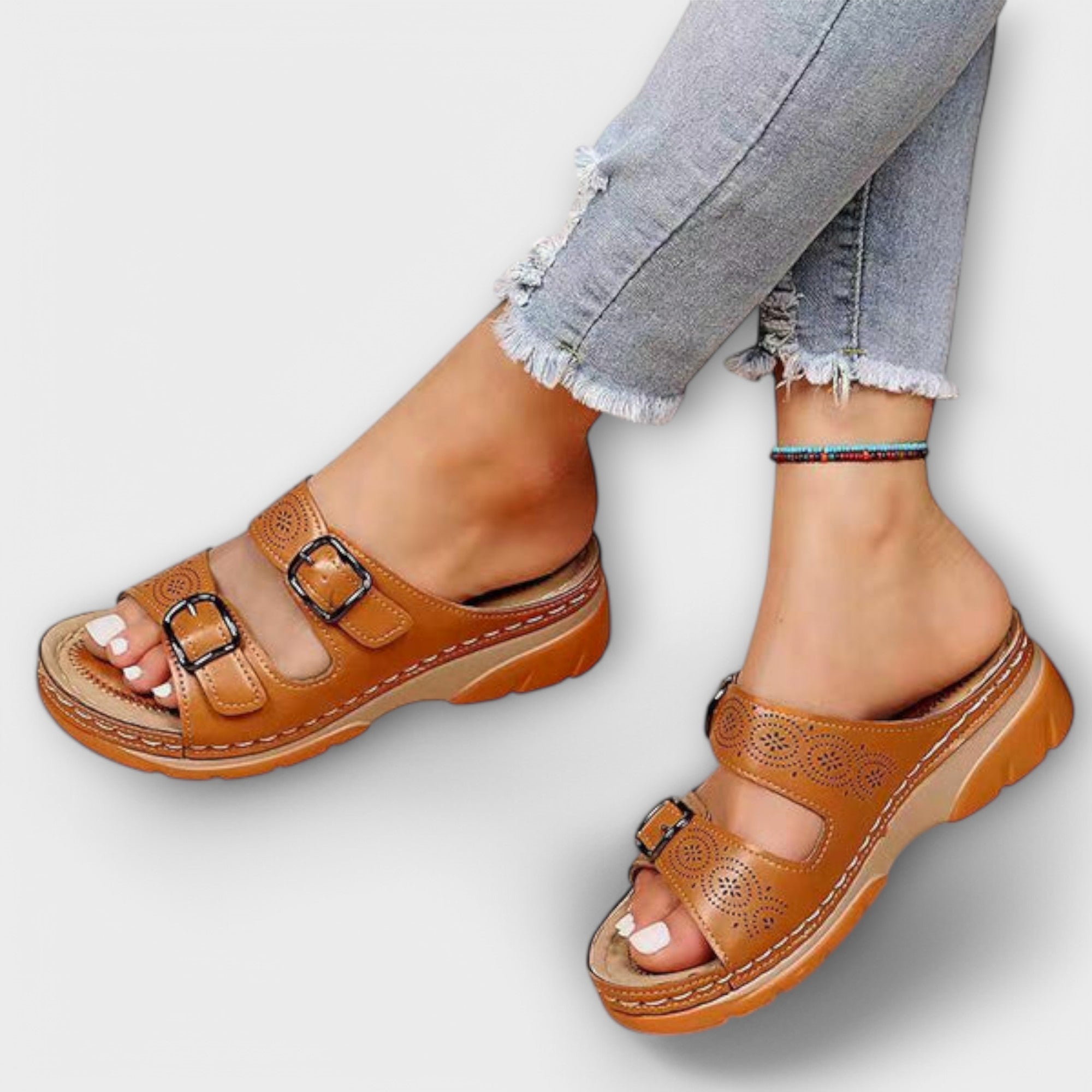 Braune Damen-Sommersandalen mit Riemen, Schnallen und gemustertem Vorderteil