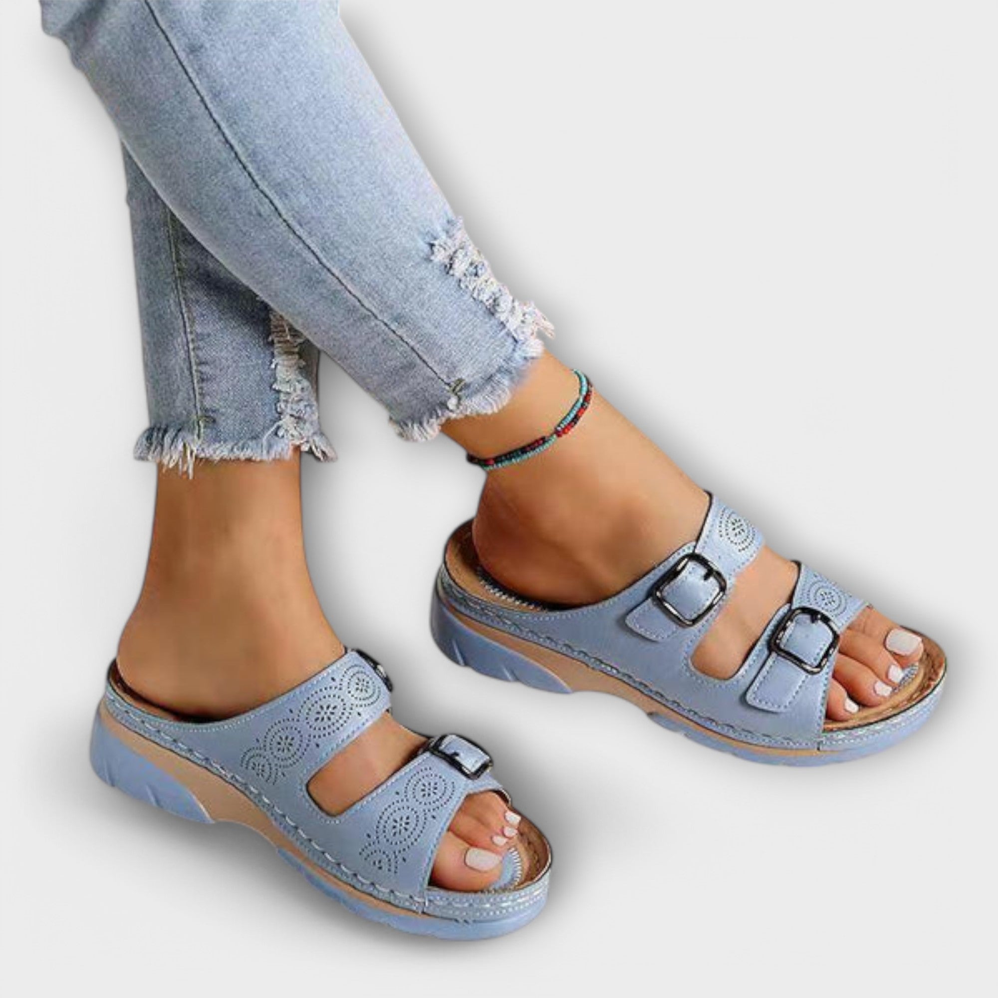 Hellblaue Damen-Sommersandalen mit zwei Schnallen, Lochmuster am Riemen