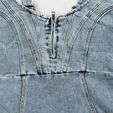 Detailansicht: Denim-Oberteil mit Reißverschluss und Knopfleiste
