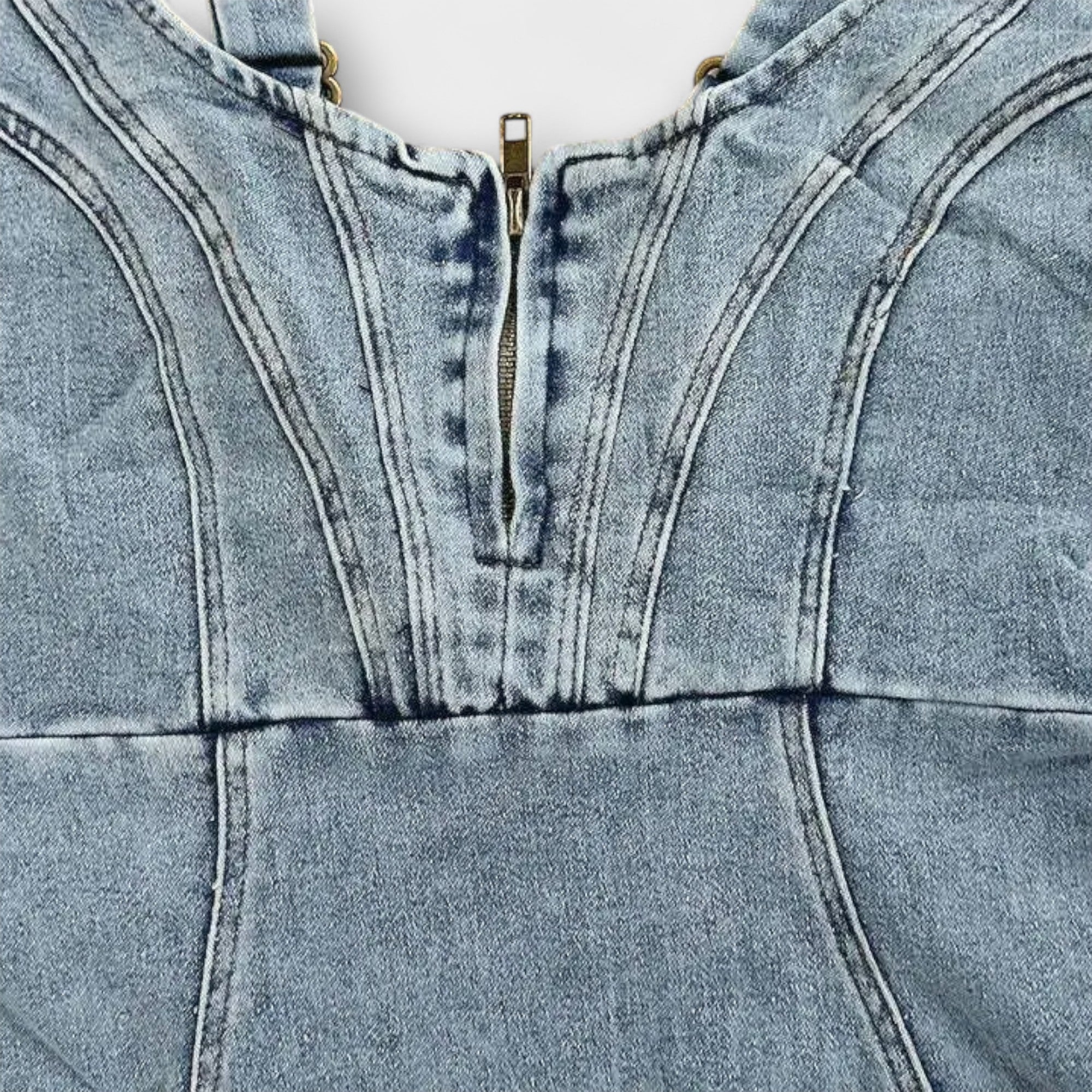 Detailansicht: Denim-Oberteil mit Reißverschluss und Knopfleiste