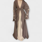 Cardigan-Kleid Duo in Taupe mit Schleifenverzierung, beiger Einsatz und Taillengürtel