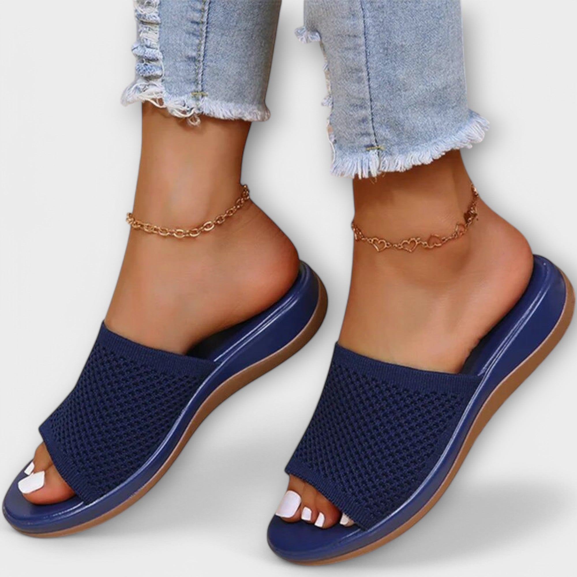 Bequeme Slipper mit offener Zehenpartie, dunkelblaue Strickoberseite und brauner Sohle