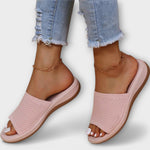 Bequeme Slipper mit offener Zehenpartie, hellrosa Strickoberseite und brauner Sohlenrand