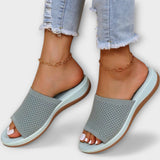 Bequeme Slipper mit offener Zehenpartie, hellblaugraue Strickoberseite und brauner Rahmen