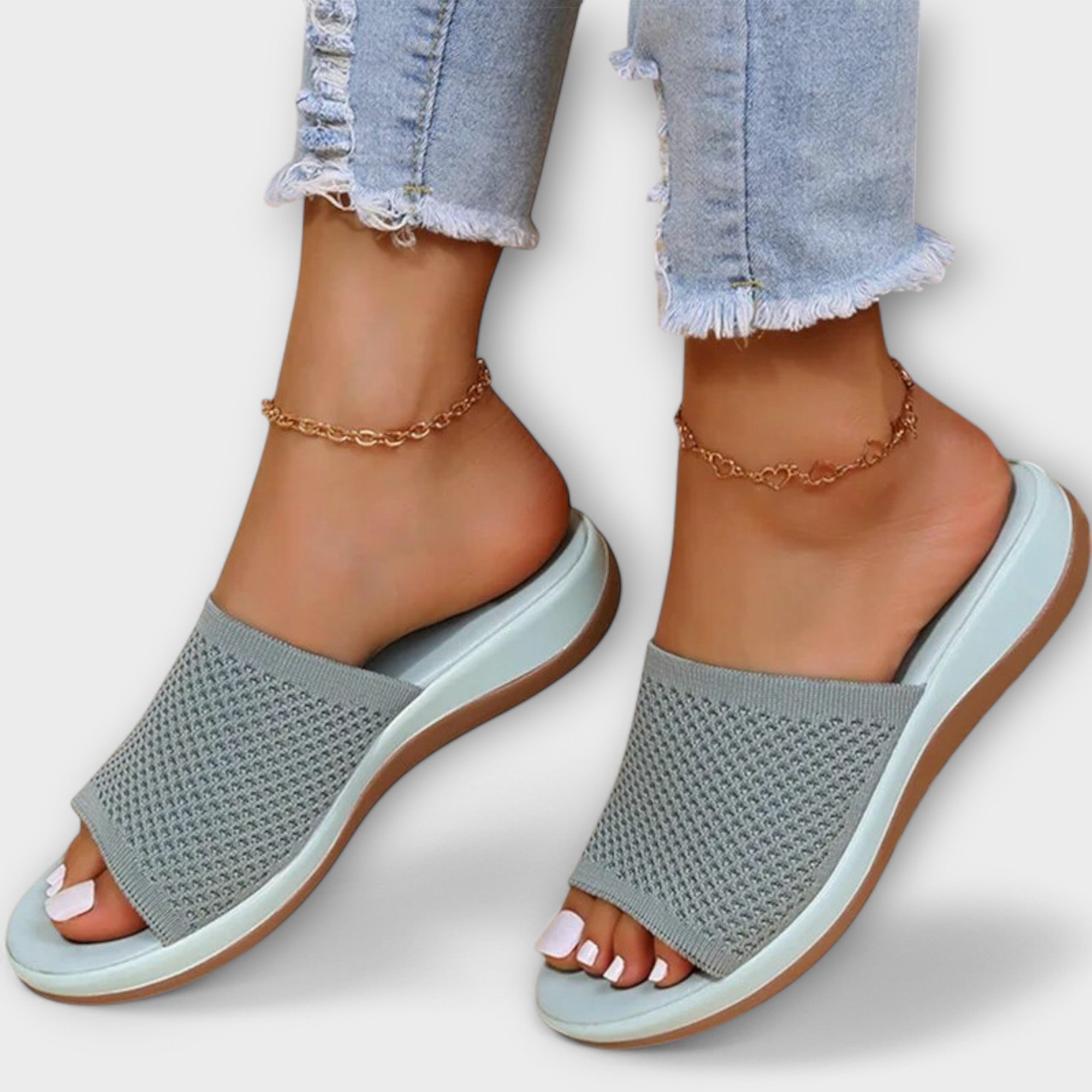 Bequeme Slipper mit offener Zehenpartie, hellblaugraue Strickoberseite und brauner Rahmen