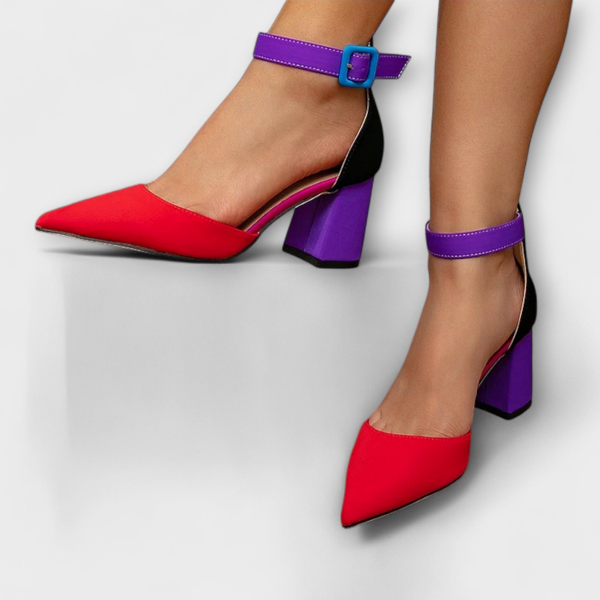 Farbblockierte Spitze-Schuhe mit breitem Absatz, spitzem Zeh und Riemenverschluss; violett/rot/schwarz