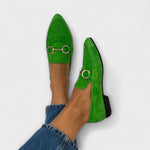 Grüne spitz zulaufende Ballerinas, seitlich mit Riemchen und kleiner Zierschnalle