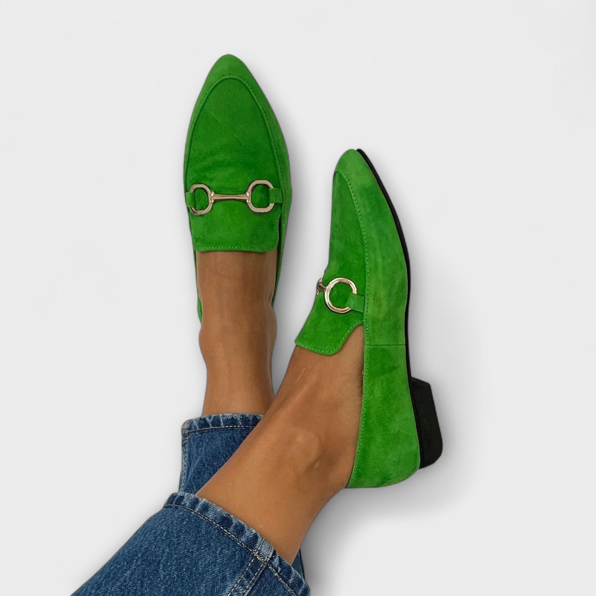 Grüne spitz zulaufende Ballerinas, seitlich mit Riemchen und kleiner Zierschnalle