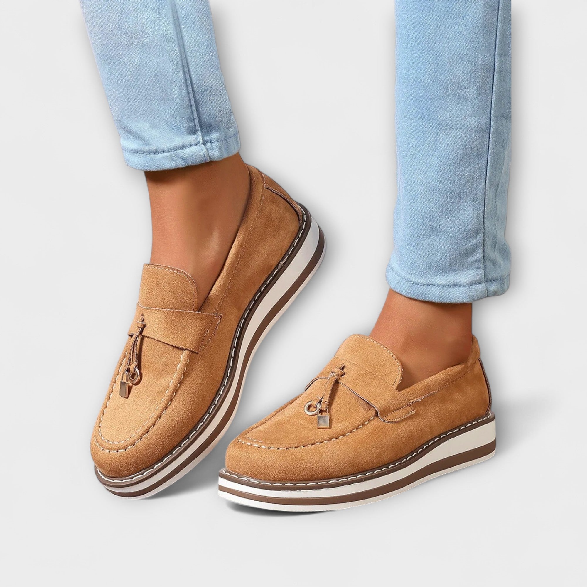 Bequeme Hausschuhe mit runder Spitze in Kamel, Schlupf-Loafer mit Quasten-Applikation