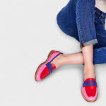Bunte Loafer mit Rundspitze: rote und pinke Einsätze, blaue Details, beiger Rand