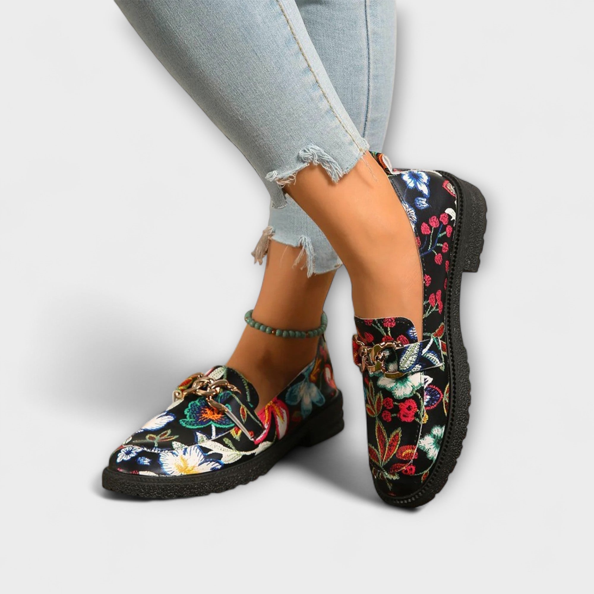 Orla Loafer mit Blumenmuster, schwarze Sohle, dekorative Metallkette am Riemen