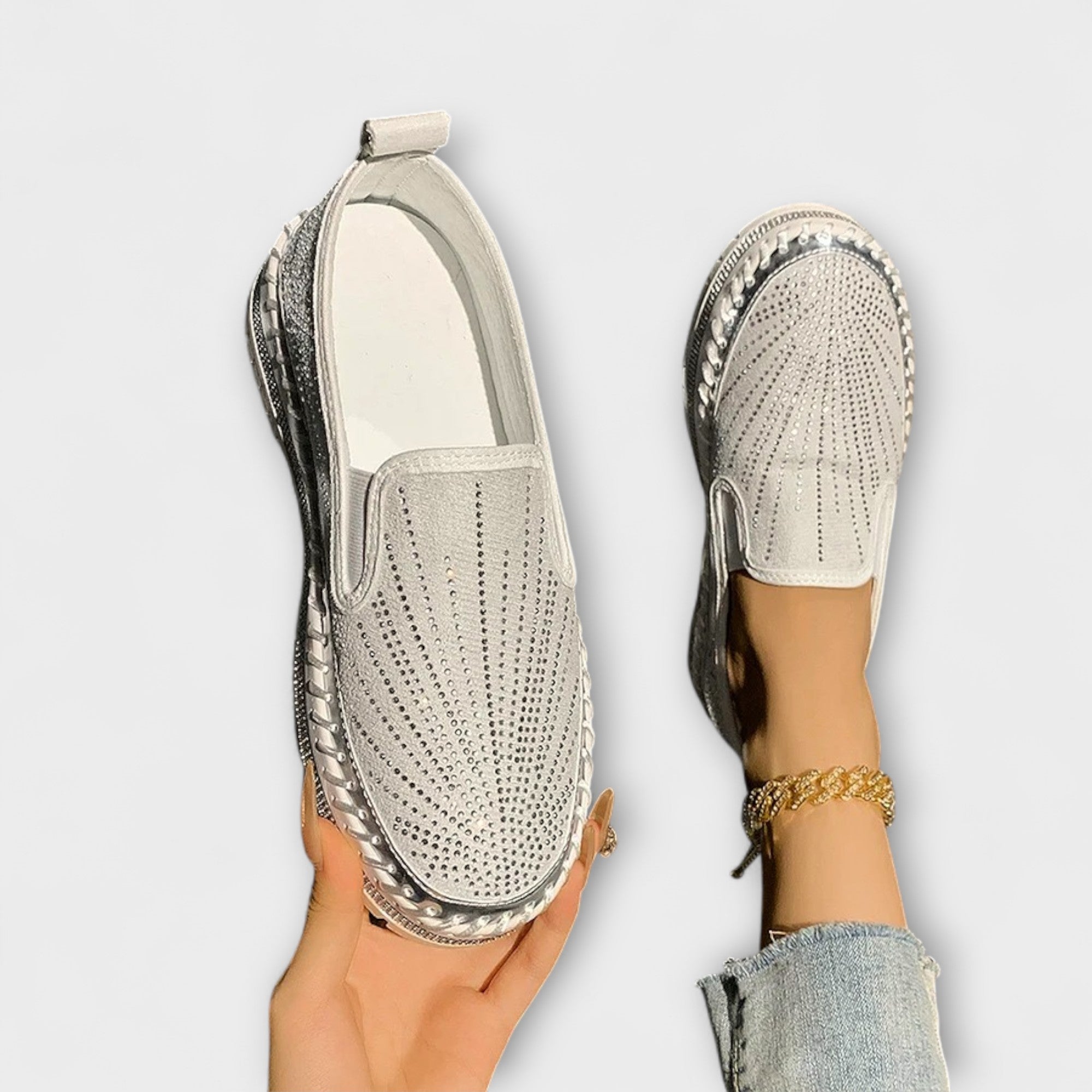 Silberne Loafer-Schuhe mit Strasssteinen, geprägter Rahmen und flacher Sohle